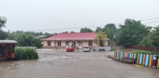 Gospodării inundate, drumuri distruse, poduri și rigole înfundate, în comuna Epureni