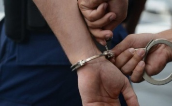 Hușean arestat după ce și-a bătut concubina și fiul minor. Femeia a ajuns la spital cu leziuni grave