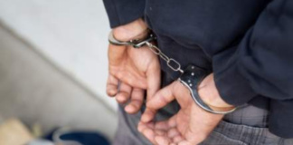 Elev hușean reținut de polițiști pentru că a bătut o colegă pe hol cu pumnii și palmele