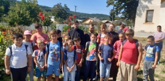 Episcopia Hușilor a oferit ghiozdane noi pline de rechizite pentru 1.500 de copii necăjiți