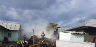 Incendiu cu două persoane intoxicate de fum la un depozit de furaje din Bârlad
