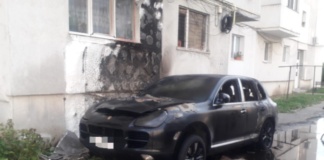 O mașină a ars noaptea trecută pe strada Decebal din municipiul Vaslui