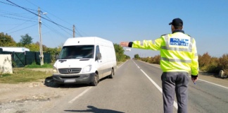 Conducea un ansamblu rutier, fără să aibă acest drept
