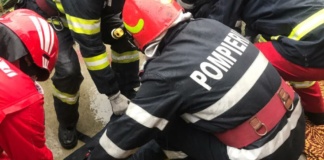 Pompierii hușeni au intervenit pentru a scoate un bătrân care leșinase în beci