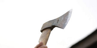 Terasa unui bar din Ghermănești, distrusă cu toporul!