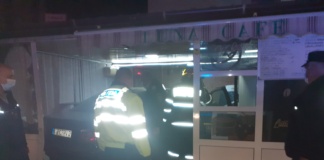 Accident la Bârlad: o mașină a intrat într-un magazin