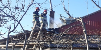 Incendiu la acoperișul unei case. Proprietarii duși cu ambulanța la spital