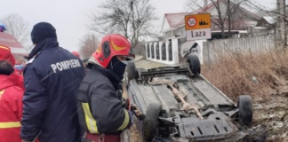 Mașină răsturnată în șanț la Pușcași. Două femei transportate la spital