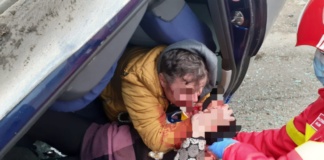 Pompierii au scos o victimă dintr-o mașină răsturnată