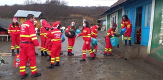 Voluntarii SMURD au ajutat cinci familii greu încercate de nevoi