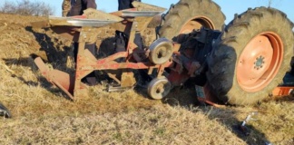 Bărbat decedat după ce un tractor s-a răsturnat peste el