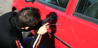 Doi puștani au furat o mașină și au dat o tură…