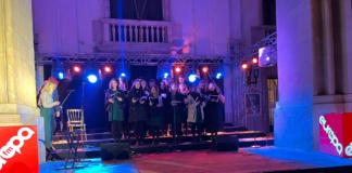 Corul Liceului Pedagogic Bârlad, pe Esplanada Operei Naționale din București
