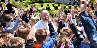 Burse lunare de 300 și 500 lei pentru elevi și studenți, de la Episcopia Hușilor
