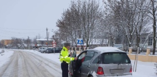 Șase minori și un șofer prost, îngrămădiți într-o mașină condusă de un puști de 16 ani!