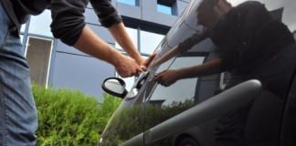 Ce faci dacă ai chef de o plimbare? Furi o mașină!