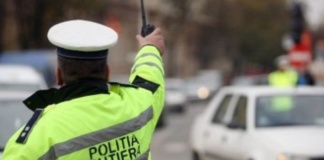 Un hușean duhnind de alcool s-a închis în mașină când l-au oprit polițiștii