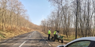 Veste reflectorizante gratuite pentru bicicliștii și căruțașii din trei comune vasluiene, din partea Sindicatului „Diamantul”