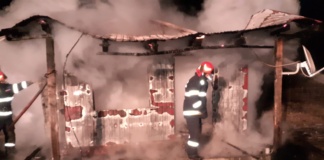 Casă arsă în totalitate din cauza jarului din sobă căzut