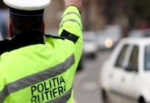 Tânăr fără permis, pe un moped neînmatriculat, oprit în trafic de polițiștii rutieri