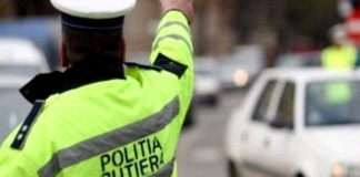 Tânăr fără permis, pe un moped neînmatriculat, oprit în trafic de polițiștii rutieri