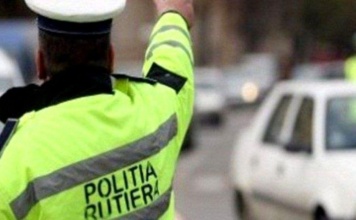 Tânăr fără permis, pe un moped neînmatriculat, oprit în trafic de polițiștii rutieri