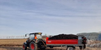 Investiție cu cap și coadă: la Vinderei, gunoiul de grajd al fermierilor ajunge pe terenurile lor agricole, ca fertilizator