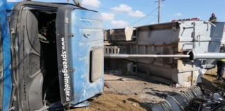 Doi copii care se jucau într-o curte, accidentați după ce un camion a doborât un stâlp