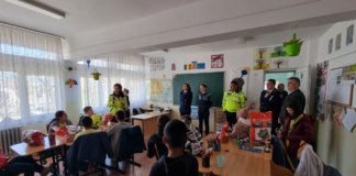 Cadouri de la polițiștii vasluieni, pentru copiii de la CSEI Negrești