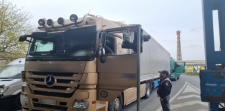 Remorcă radiată din circulație, tractată de un şofer fără permis valabil