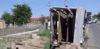 28 oi moarte după ce autoutilitarea care le transporta s-a răsturnat în urma unui accident
