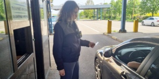 Conducea un ansamblu rutier fără să deţină permis de conducere valabil pentru asta