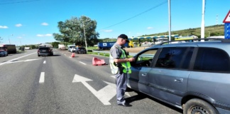 La volanul unui autoturism, în trafic, fără drept