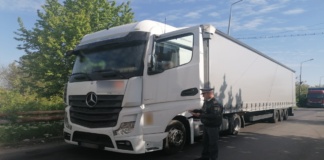Conducea o autoutilitară, deşi avea dreptul de a conduce suspendat
