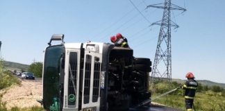 Camion răsturnat pe șosea la Muntenii de Jos