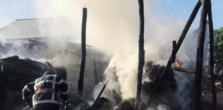 Depozit de furaje cuprins de flăcări noaptea trecută la Dumești