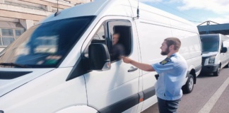 Conducea un microbuz, fără permis de conducere