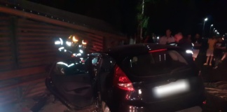 Impact frontal între un autoturism și un tir, pasagerii autoturismului au fost descarcerați și transportați la spital