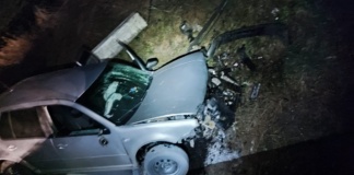 A intrat cu mașina în șant evitând un pieton