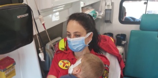 Copil mușcat de câinele familiei