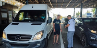 Microbuz radiat din circulaţie, descoperit de polițiștii de frontieră la Vama Albiţa