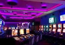 Jaf ca-n filme la Bârlad: Doi bărbați cu cagulă au intrat într-o sală de jocuri și au plecat cu 20.000 de lei