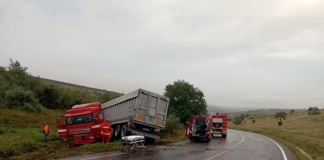 Accident la Codăești: un autocamion a ieșit de pe stradă