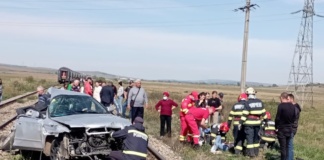 Nu a văzut trenul și mașina i-a fost lovită în plin
