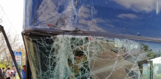 Un autocar cu 52 de pasageri a intrat într-un stâlp de electricitate la Vama Albița