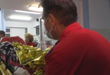 Doi adolescenți ajunși la spital după ce au dat foc unor anvelope, apoi au intrat accidental cu sania în ele