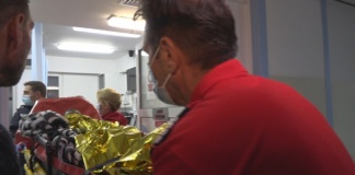 Doi adolescenți ajunși la spital după ce au dat foc unor anvelope, apoi au intrat accidental cu sania în ele