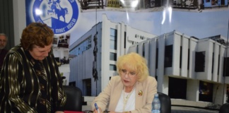 Corina Chiriac şi-a lansat, sâmbătă, la Vaslui, volumul autobiografic „Minuni trăite”