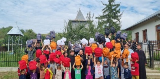 Ghiozdane și rechizite pentru 1.5000 de elevi, din partea Eposcopiei Hușilor