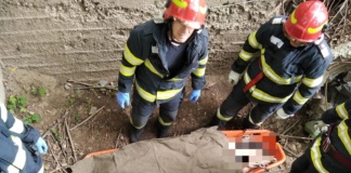 Cadavrul unui bărbat, scos de pompieri dintr-un canal